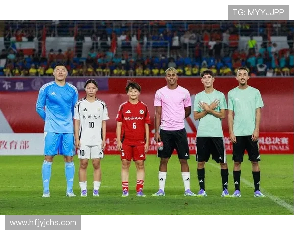 达尼洛：从足球场上的闪耀明星到生活中的平凡英雄之路